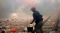 Petugas sempat kesulitan memadamkan kobaran api karena sulitnya akses dan sumber air.