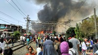 Warga berhamburan di dekat lokasi kebakaran untuk membantu memadamkan api. 