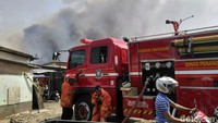 Mobil pemadam kebakaran di lokasi untuk memadamkan api. 