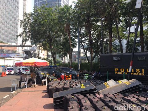 Polisi menjaga ketat Bundaran HI pada Aksi Bela Rohingya 169