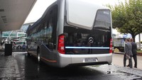  Mercedes-Benz Future Bus, demikian nama bus ini, hadir pula dalam pameran Frankfurt Motor Show 2017. Pengunjung bisa melihat dari dekat teknologi yang diusung bus semi otonom, yang bisa berjalan tanpa sentuhan pengemudi. Foto: An Uyung Pramudiarja