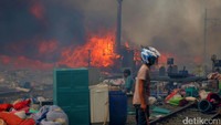 Api membakar ratusan rumah bedeng di Kampung Dao Atas, Pademangan, Jakut, yang berada di belakang Hotel Alexis.