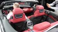 Mercedes sepertinya benar-benar tidak ingin kalah persaingan di Jerman yang notabene sebagai rumahnya sendiri. Terbukti Mercedes resmi memperkenalkan Mercedes-AMG S63 versi telanjang tanpa atap alias cabriolet. Foto: An Uyung Pramudiarja
