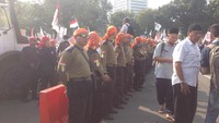 Sementara itu personel polisi dan TNI melakukan pengamanan di sekitar titik kumpul massa. 