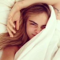 Muka bantal Cara Delevingne yang tetap cantik. Berkat alis tebalnya yang buat dia tetap terlihat oke saat di kamera. Foto: dok. Instagram