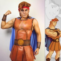 Cosplay memang menjadi hobi sekaligus keahlian Stryker. Ini penampilannya saat berubah jadi Hercules. Foto: dok. Instagram
