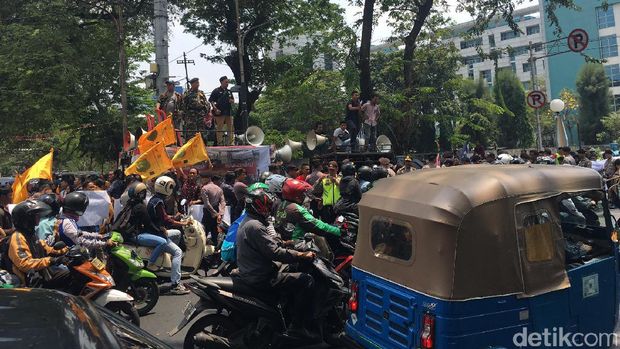  Massa berdemo di seberang kantor LBH Jakarta, Jl P. Diponegoro, Jakarta Pusat, Sabtu (16/9/2017)
