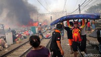 Kebakaran diduga karena korsleting dari rumah pemilik warung kelontong.