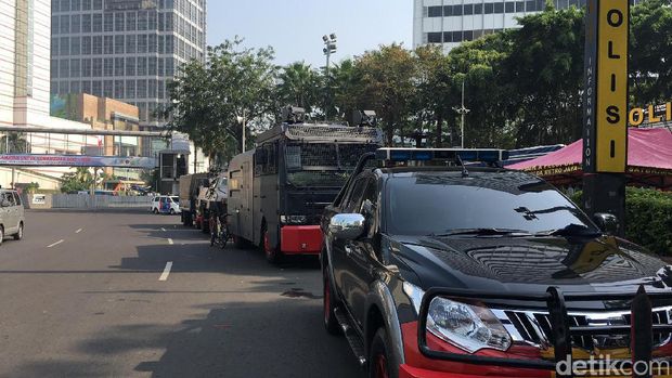Polisi menjaga ketat Bundaran HI pada Aksi Bela Rohingya 169