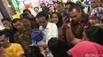 Foto: Gendong Cucu, Presiden Jokowi Bersama Keluarga Main ke Mal