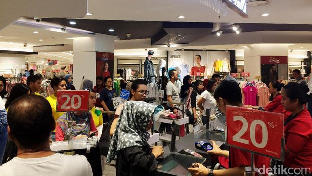 Sebelum Tutup, Gerai Matahari Pasaraya Blok M Diserbu Pembeli