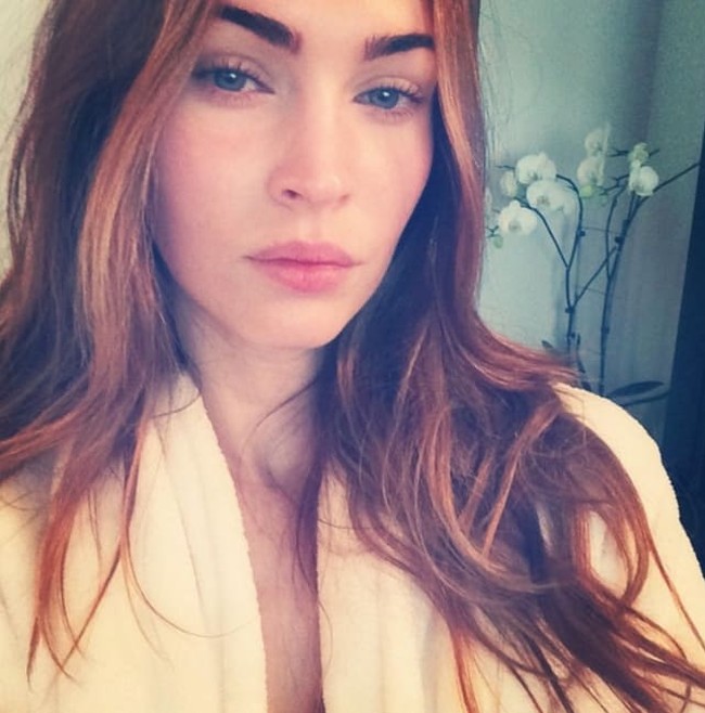 Megan Fox mengaku foto ini diambil sesaat ia baru bangun tidur. Cantiknya! Kira-kira sebelum selfie Megan pakai makeup dulu nggak, ya? Foto: dok. Instagram