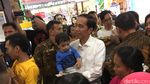 Foto: Gendong Cucu, Presiden Jokowi Bersama Keluarga Main ke Mal
