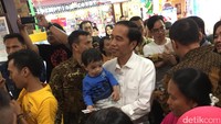 Jokowi mengaku jarang bertemu dengan cucunya yang merupakan buah pernikahan anak pertamanya Gibran Rakabuming Raka dengan Selvi Ananda tersebut. Nah ini pas ketemu, pas Jan Ethes nggak tidur saya ajak ke sini, katanya tersenyum. (Foto: Ray Jordan/detikcom)
