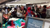Pengunjung memadati area barang yang diskon hingga 75%.