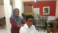 Eddy saat berada di salon.