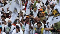 Aksi ini juga diikuti oleh kader PKS.