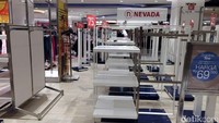 Barang-barang diskon ludes diserbu pembeli.