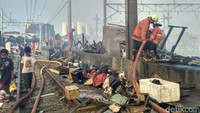 Petugas tengah mendinginkan lokasi kebakaran. 