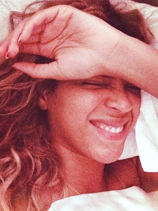 A smile is the best makeup. Tampaknya kata-kata tersebut benar adanya. Meski baru bangun tidur dan tanpa makeup, Beyonce tetap cantik karena senyuman lebarnya yang mengawali harinya. Foto: dok. Instagram