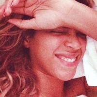 A smile is the best makeup. Tampaknya kata-kata tersebut benar adanya. Meski baru bangun tidur dan tanpa makeup, Beyonce tetap cantik karena senyuman lebarnya yang mengawali harinya. Foto: dok. Instagram