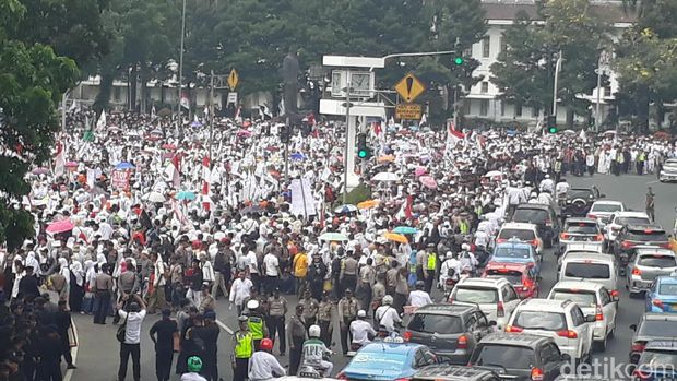 Massa aksi bela Rohingya dan suasana lalin di Jl Medan Merdeka Barat, Jakarta Pusat, Sabtu (16/9/2017)