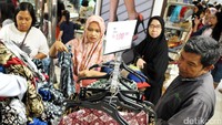 Pembeli menyerbu gerai tersebut sejak Kamis lalu ketika ada pengumuman diskon.