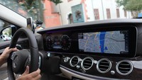 Sensor untuk mendeteksi rambu-rambu juga sudah begitu canggih. Di Eropa, batas kecepatan di jalan tol selalu berubah. Dan secara real time sensor otomatis yang ada di kamera depan E 400 akan membaca dan meng-update petunjuk batas kecepatan. Ketika laju kendaraan melampaui batas aman, lagi-lagi akan muncul indikator di dashboard yang mengingatkan pengemudi untuk menurunkan kecepatan.Foto: An Uyung Pramudiarja 