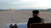 Kim Jong-Un saat menyaksikan peluncuran rudal. 