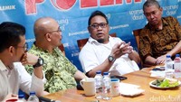 Hadir dalam acara tersebut Ekonom Universitas Indonesia Fithra Faisa Hastadi, Pengamat Transportasi Forum Warga Kota Jakarta Azaz Tigor Nainggolan,  Direktur merger Komisi Pengawasan Persaingan Usaha KPPU Taufik Aryanto, Pakar Perundang-undangan sekaligus Direktur Pusat Pengkajian Pancasila Bayu Dwi Anggono.