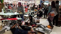 Beberapa anak yang kelelahan tiduran di lantai.