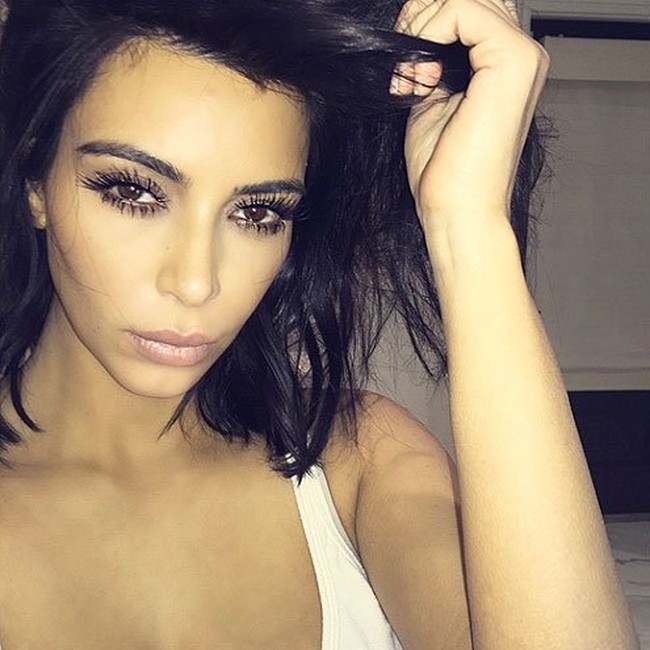 Kim Kardashian tidur pun pakai makeup. Ini foto unggahannya saat ia baru bangun tidur tapi lupa membersihkan makeup malam harinya. Bukan untuk ditiru, ya! Foto: dok. Instagram