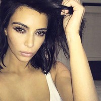 Kim Kardashian tidur pun pakai makeup. Ini foto unggahannya saat ia baru bangun tidur tapi lupa membersihkan makeup malam harinya. Bukan untuk ditiru, ya! Foto: dok. Instagram