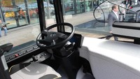 Sepanjang rute, bus ini melintasi berbagai kondisi jalanan. Mulai dari traffic lights, hingga menghadapi pejalan kaki yang perilakunya tidak selalu bisa diprediksi. Terkadang, mereka tiba-tiba saja masuk ke jalan. Sistem canggih yang diusung bus ini memungkinkannya untuk berjalan tanpa campur tangan pengemudi. Foto: An Uyung Pramudiarja