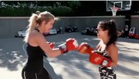 Selain karena membantu Khloe Kadarshian menurunkan berat badan, tinju juga membantunya meredakan stres. Ini membuatku terhibur! seru Khloe memberikan pendapatnya soal olahraga ini. (Foto: instagram/khloekardashian)