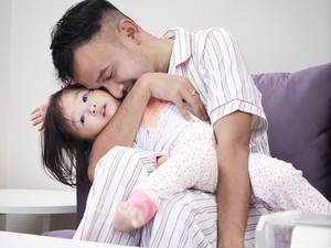 Ruben Onsu Terampil Pakaikan Diaper untuk Anak, Lho