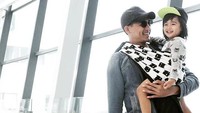 Ryan Delon jago gendong anak juga ternyata. Foto: Instagram Ryan Delon