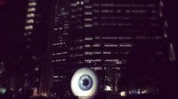 Penampakan The Eye dari kejauhan di kala malam. Dengan lighting yang sedemikian rupa, bola mata raksasa ini tampak menyala di tengah kegelapan (robertjhunt2010/Instagram)