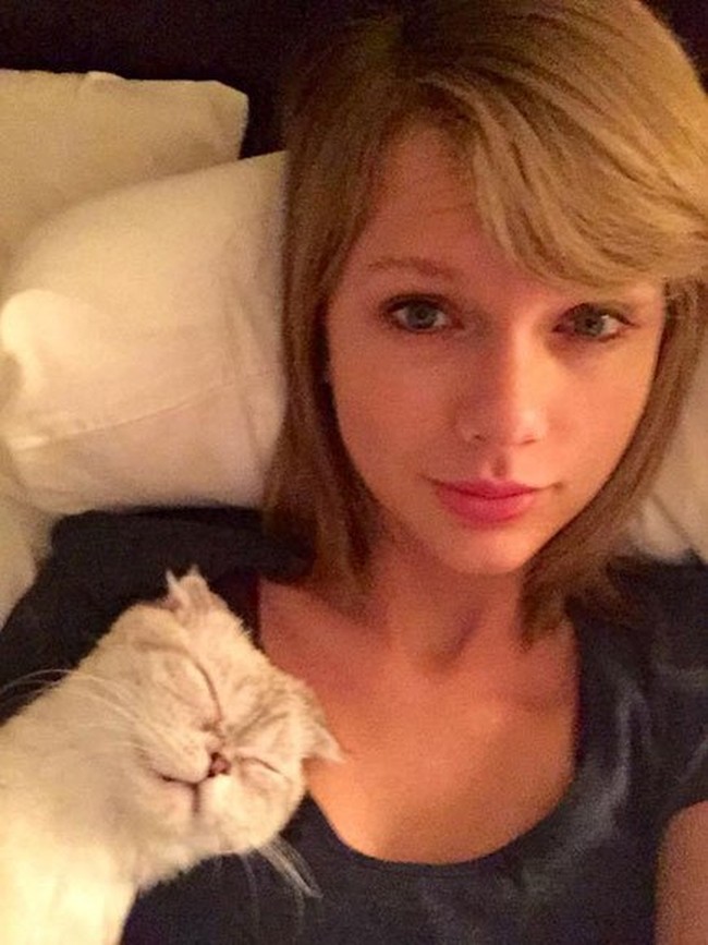 Tanpa makeup dengan mata yang masih sayu, Taylor Swift memperlihatkan kehidupan pribadinya saat baru bangun tidur. Foto: dok. Instagram