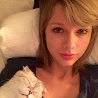 Tanpa makeup dengan mata yang masih sayu, Taylor Swift memperlihatkan kehidupan pribadinya saat baru bangun tidur. Foto: dok. Instagram