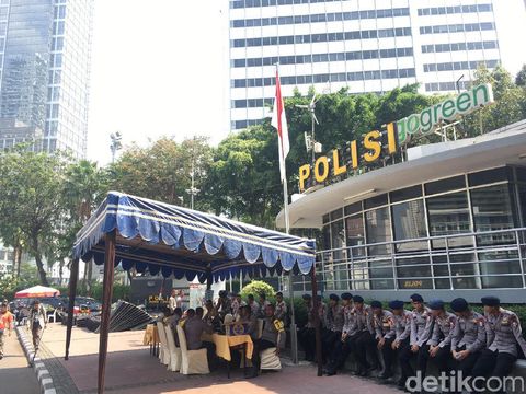 Polisi menjaga ketat Bundaran HI pada Aksi Bela Rohingya 169