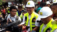 Menteri Koordinator Kemaritiman Luhut Panjaitan dan Menteri PUPR Basuki Hadimuljono memberikan keterangan pers usai meninjau pengaspalan jalan.