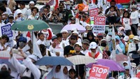 Berbagai poster yang dibawa isinya menyuarakan tuntutan stop kekerasan.
