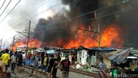 Kebakaran hingga saat ini belum padam. Api masih menyala. 