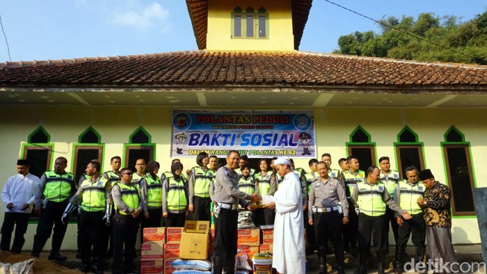 Polisi Perbaiki Masjid yang Terbakar Saat Pemberontakan DI/TII