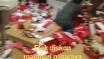 Baju sampai Sepatu Berserakan Saat Pembeli Berburu Diskon di Matahari