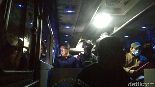  Wali Kota Batu Eddy Rumpoko dibawa ke Jakarta dari Mapolda Jatim