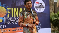 Eddy dibawa lebih dulu ke Polda Jatim untuk pemeriksaan awal. Setelahnya Walkot Batu dibawa ke gedung KPK di Jakarta.  