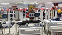Pakaian yang didiskon hingga 75% telah ludes.
