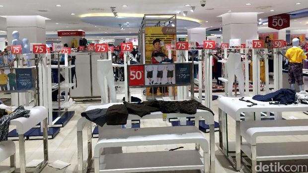 Sebelum Ditutup, Gerai Matahari Pasaraya Blok M Diserbu Pembeli 